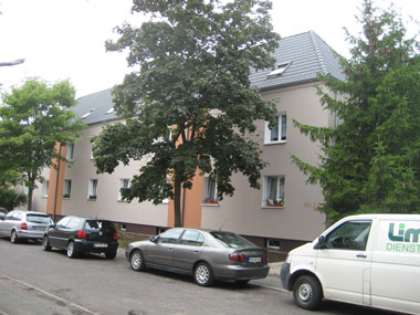 kleines Bild - Fassade Brüder-Lang-Straße 12-14 in Bitterfeld hat 10 Wohnungen, 1 + 2 RWE, 34 - 44 m<sup>2</sup>, Fernwärme, Stellplatz oder Garage möglich. Nebengelass in Verbinderbauten bzw. Dachgeschoss. Viel Grün und Gartennutzung möglich. Mehrere Garagenkomplexe im Wohngebiet vorhanden.