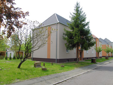 kleines Bild - Ansicht Brüder-Lang-Straße 17-19 in Bitterfeld hat 10 Wohnungen, 1 + 2 RWE, 33 - 45 m<sup>2</sup>, Fernwärme, Stellplätze möglich. Nebengelass in Verbinderbauten bzw. Dachgeschoss. Viel Grün und Gartennutzung möglich. Mehrere Garagenkomplexe im Wohngebiet vorhanden.