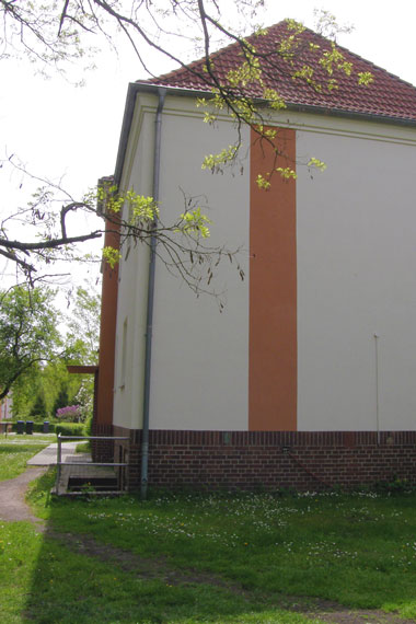 kleines Bild - Hof Brüder-Lang-Straße 20 in Bitterfeld hat 4 Wohnungen, 1 - 3 RWE, 31 - 56 m<sup>2</sup>, Fernwärme, Stellplatz oder Garage möglich. Nebengelass in Verbinderbauten bzw. Dachgeschoss. Viel Grün und Gartennutzung möglich. Mehrere Garagenkomplexe im Wohngebiet vorhanden.