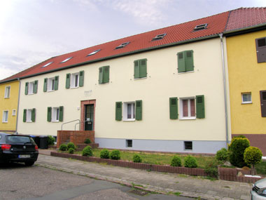 kleines Bild - Brüder-Lang-Straße 8 in Bitterfeld hat 6 Wohnungen, 1 - 3 RWE, 35 - 66 m<sup>2</sup>, Fernwärme, Nebengelass im Garten, Garage möglich. Dachgeschoss. Viel Grün und Gartennutzung möglich. Mehrere Garagenkomplexe im Wohngebiet vorhanden.