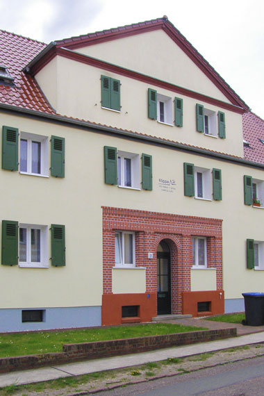 kleines Bild - Eingang Brüder-Lang-Straße 7 in Bitterfeld hat 6 Wohnungen, 1 - 3 RWE, 37 - 64 m<sup>2</sup>, Fernwärme, Nebengelass im Garten, Garage möglich. Dachgeschoss. Viel Grün und Gartennutzung möglich. Mehrere Garagenkomplexe im Wohngebiet vorhanden.