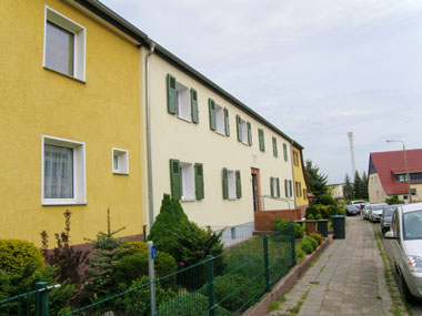 kleines Bild - Fassade Brüder-Lang-Straße 8 in Bitterfeld hat 6 Wohnungen, 1 - 3 RWE, 35 - 66 m<sup>2</sup>, Fernwärme, Nebengelass im Garten, Garage möglich. Dachgeschoss. Viel Grün und Gartennutzung möglich. Mehrere Garagenkomplexe im Wohngebiet vorhanden.