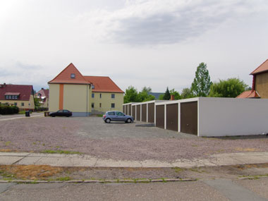 kleines Bild - Hof Brüder-Lang-Straße 4 in Bitterfeld hat 5 Wohnungen, 1 - 3 RWE, 45 - 68 m<sup>2</sup>. Fernwärme, Stellplatz oder Garagen sind möglich. Nebengelass in Verbinderbauten bzw. Dachgeschoss. Viel Grün und Gartennutzung möglich. Mehrere Garagenkomplexe im Wohngebiet vorhanden.