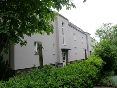 kleines Bild - Hofansicht Brüder-Lang-Straße 12-14 in Bitterfeld hat 10 Wohnungen, 1 + 2 RWE, 34 - 44 m<sup>2</sup>, Fernwärme, Stellplatz oder Garage möglich. Nebengelass in Verbinderbauten bzw. Dachgeschoss. Viel Grün und Gartennutzung möglich. Mehrere Garagenkomplexe im Wohngebiet vorhanden.