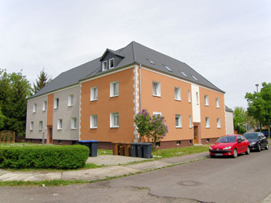 kleines Bild - Straßenansicht Brüder-Lang-Straße 16-18 in Bitterfeld hat 9 Wohnungen, 2 RWE, 41 - 51 m<sup>2</sup>, Fernwärme, Stellplatz oder Garage möglich. Nebengelass in Verbinderbauten bzw. Dachgeschoss. Viel Grün und Gartennutzung möglich. Mehrere Garagenkomplexe im Wohngebiet vorhanden.