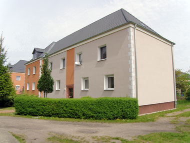 kleines Bild - Straßenansicht Brüder-Lang-Straße 21-23-25-27 in Bitterfeld hat 20 Wohnungen, 1 - 3 RWE, 32 - 59 m<sup>2</sup>, Fernwärme, Stellplätze möglich. Nebengelass in Verbinderbauten bzw. Dachgeschoss. Viel Grün und Gartennutzung möglich. Mehrere Garagenkomplexe im Wohngebiet vorhanden.