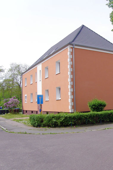 kleines Bild - Vorgarten Brüder-Lang-Straße 16-18 in Bitterfeld hat 9 Wohnungen, 2 RWE, 41 - 51 m<sup>2</sup>, Fernwärme, Stellplatz oder Garage möglich. Nebengelass in Verbinderbauten bzw. Dachgeschoss. Viel Grün und Gartennutzung möglich. Mehrere Garagenkomplexe im Wohngebiet vorhanden.