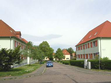 kleines Bild - Ernst-Borsbach-Straße 1-5 in Bitterfeld hat 4 Wohnungen, 2 RWE, 42 - 63 m<sup>2</sup>, mit viel Grünfläche, Fernwärme, Stellplatz oder Garage möglich. Auch Eigener Garten ist möglich. Nebengelass in Verbinderbauten bzw. Dachgeschoss. Viel Grün und Gartennutzung möglich. Mehrere Garagenkomplexe im Wohngebiet vorhanden.