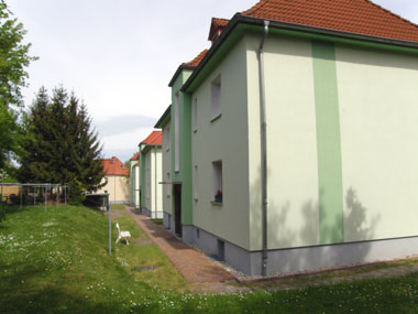 kleines Bild - Hof Ernst-Borsbach-Straße 1-5 in Bitterfeld hat 4 Wohnungen, 2 RWE, 42 - 63 m<sup>2</sup>, mit viel Grünfläche, Fernwärme, Stellplatz oder Garage möglich. Auch Eigener Garten ist möglich. Nebengelass in Verbinderbauten bzw. Dachgeschoss. Viel Grün und Gartennutzung möglich. Mehrere Garagenkomplexe im Wohngebiet vorhanden.