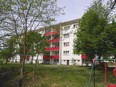 kleines Bild - Garten Ernst-Borsbach-Straße 19-20-21 in Bitterfeld, hat 24 Wohnungen, 2 - 4 RWE, 44 - 75 m<sup>2</sup>, Fernwärme, alle WE mit Balkon Süd- bzw. Westseite. PKW-Stellplätze vorhanden. Viel Grün und Gartennutzung möglich. Mehrere Garagenkomplexe im Wohngebiet vorhanden.