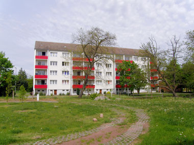 kleines Bild - Hofansicht Ernst-Borsbach-Straße 19-20-21 in Bitterfeld, hat 24 Wohnungen, 2 - 4 RWE, 44 - 75 m<sup>2</sup>, Fernwärme, alle WE mit Balkon Süd- bzw. Westseite. PKW-Stellplätze vorhanden. Viel Grün und Gartennutzung möglich. Mehrere Garagenkomplexe im Wohngebiet vorhanden.