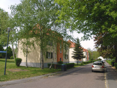 kleines Bild - Ansicht Ernst-Borsbach-Straße 7-9-11 in Bitterfeld. Die Häuser verfuehgen über je 4 Wohnungen mit 2 RWE, 42 - 49 m<sup>2</sup>, mit viel Gruenflarche, Fernwärme, Stellplatz oder Garage möglich. Auch Eigener Garten ist möglich. Nebengelass in Verbinderbauten bzw. Dachgeschoss. Viel Grün und Gartennutzung möglich. Mehrere Garagenkomplexe im Wohngebiet vorhanden.