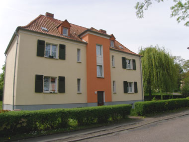 kleines Bild - Vorgarten Ernst-Borsbach-Straße 11 in Bitterfeld hat 4 Wohnungen, 2 RWE, 42 - 45 m<sup>2</sup>, mit viel Gruenflarche, Fernwärme, Stellplatz oder Garage möglich. Auch Eigener Garten ist möglich. Nebengelass in Verbinderbauten bzw. Dachgeschoss. Viel Grün und Gartennutzung möglich. Mehrere Garagenkomplexe im Wohngebiet vorhanden.