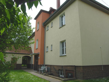 kleines Bild - Garten Ernst-Borsbach-Straße 6 in Bitterfeld hat 4 Wohnungen, 2 RWE, 50 - 55 m<sup>2</sup>, mit viel Gruenflarche, Fernwärme, Stellplatz oder Garage möglich. Auch Eigener Garten ist möglich. Nebengelass in Verbinderbauten bzw. Dachgeschoss. Viel Grün und Gartennutzung möglich. Mehrere Garagenkomplexe im Wohngebiet vorhanden.