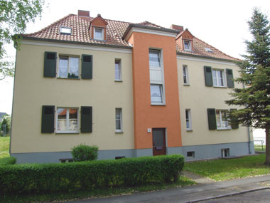 kleines Bild - Vorgarten Ernst-Borsbach-Straße 7 in Bitterfeld hat 4 Wohnungen, 2 RWE, 43 - 48 m<sup>2</sup>, mit viel Gruenflarche, Fernwärme, Stellplatz oder Garage möglich. Auch Eigener Garten ist möglich. Nebengelass in Verbinderbauten bzw. Dachgeschoss. Viel Grün und Gartennutzung möglich. Mehrere Garagenkomplexe im Wohngebiet vorhanden.