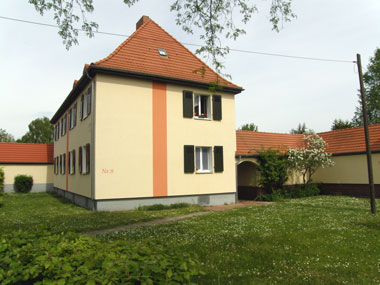 kleines Bild - Garten Ernst-Borsbach-Straße 8 in Bitterfeld hat 4 Wohnungen, 2 RWE, 50 m<sup>2</sup>, mit viel Gruenflarche, Fernwärme, Stellplatz oder Garage möglich. Auch Eigener Garten ist möglich. Nebengelass in Verbinderbauten bzw. Dachgeschoss. Viel Grün und Gartennutzung möglich. Mehrere Garagenkomplexe im Wohngebiet vorhanden.