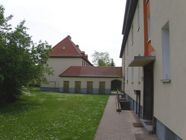 kleines Bild - Hof Ernst-Borsbach-Straße 10-12 in Bitterfeld hat 8 Wohnungen, 2 RWE, 44 - 49 m<sup>2</sup>, mit viel Gruenflarche, Fernwärme, Stellplatz oder Garage möglich. Auch Eigener Garten ist möglich. Nebengelass in Verbinderbauten bzw. Dachgeschoss. Viel Grün und Gartennutzung möglich. Mehrere Garagenkomplexe im Wohngebiet vorhanden.