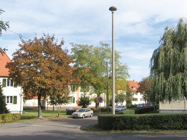 kleines Bild - Straßenansicht Ernst-Borsbach-Straße 6-8-10-12 in Bitterfeld mit istgesammt 16 Wohnungen, 2 RWE, 44 - 55 m<sup>2</sup>, mit viel Gruenflarche, Fernwärme, Stellplatz oder Garage möglich. Auch Eigener Garten ist möglich. Nebengelass in Verbinderbauten bzw. Dachgeschoss. Viel Grün und Gartennutzung möglich. Mehrere Garagenkomplexe im Wohngebiet vorhanden.