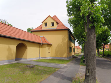 kleines Bild - Ertelstraße 5 in Bitterfeld hat 4 Wohnungen, 1 - 3 RWE, 35 - 65 m<sup>2</sup>, altengerechte Bäder mit bodengleicher Dusche  vorhanden, Fernwärme,  Stellplätze möglich. Nebengelass in Verbinderbauten bzw. Dachgeschoss. Viel Grün und Gartennutzung möglich. Mehrere Garagenkomplexe im Wohngebiet vorhanden.