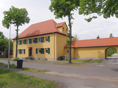 kleines Bild - Ertelstraße 7 in Bitterfeld hat 4 Wohnungen, 2 RWE, je ca. 49 m<sup>2</sup>, altengerechte Bäder mit bodengleicher Dusche  vorhanden, Fernwärme, Stellplätze möglich. Nebengelass in Verbinderbauten bzw. Dachgeschoss. Viel Grün und Gartennutzung möglich. Mehrere Garagenkomplexe im Wohngebiet vorhanden.