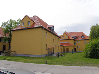 kleines Bild - Garage Ertelstraße 3 in Bitterfeld hat 4 Wohnungen, 2 RWE, je ca. 48 m<sup>2</sup>, altengerechte Bäder mit bodengleicher Dusche  vorhanden, Stellplatz oder Garage möglich. 1 Gasheizung für alle 4 WE. Nebengelass in Verbinderbauten bzw. Dachgeschoss. Viel Grün und Gartennutzung möglich. Mehrere Garagenkomplexe im Wohngebiet vorhanden.