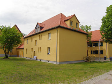 kleines Bild - Garten Ertelstraße 4 in Bitterfeld hat 4 Wohnungen, 2 RWE, je ca. 48 m<sup>2</sup>, altengerechte Bäder mit bodengleicher Dusche  vorhanden, Stellplatz oder Garage möglich. 1 Gasheizung für alle 4 WE. Nebengelass in Verbinderbauten bzw. Dachgeschoss. Viel Grün und Gartennutzung möglich. Mehrere Garagenkomplexe im Wohngebiet vorhanden.