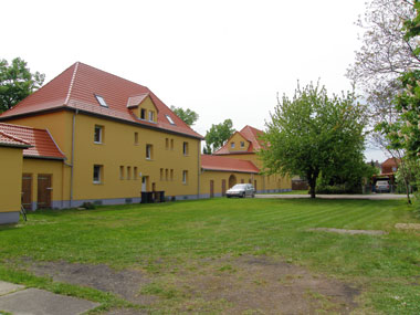 kleines Bild - Garten Ertelstraße 5 in Bitterfeld hat 4 Wohnungen, 1 - 3 RWE, 35 - 65 m<sup>2</sup>, altengerechte Bäder mit bodengleicher Dusche  vorhanden, Fernwärme,  Stellplätze möglich. Nebengelass in Verbinderbauten bzw. Dachgeschoss. Viel Grün und Gartennutzung möglich. Mehrere Garagenkomplexe im Wohngebiet vorhanden.