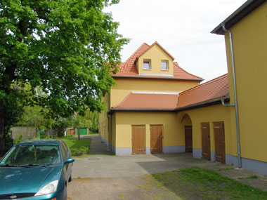 kleines Bild - Garten Otto-Hahn-Platz 8-9 in Bitterfeld hat 10 Wohnungen, 2 RWE, 40 - 49 m<sup>2</sup>, altengerechte Bäder mit bodengleicher Dusche  vorhanden, Fernwärme, Stellplatz oder Garage möglich. Nebengelass in Verbinderbauten bzw. Dachgeschoss. Viel Grün und Gartennutzung möglich. Mehrere Garagenkomplexe im Wohngebiet vorhanden.