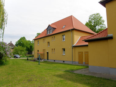 kleines Bild - Hof Ertelstraße 3 in Bitterfeld hat 4 Wohnungen, 2 RWE, je ca. 48 m<sup>2</sup>, altengerechte Bäder mit bodengleicher Dusche  vorhanden, Stellplatz oder Garage möglich. 1 Gasheizung für alle 4 WE. Nebengelass in Verbinderbauten bzw. Dachgeschoss. Viel Grün und Gartennutzung möglich. Mehrere Garagenkomplexe im Wohngebiet vorhanden.