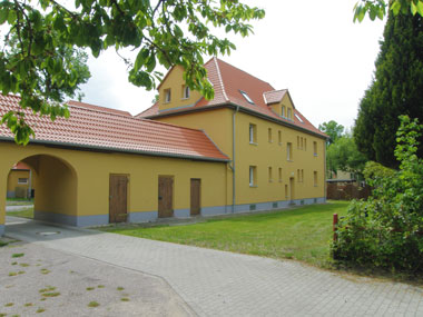 kleines Bild - Hof Ertelstraße 7 in Bitterfeld hat 4 Wohnungen, 2 RWE, je ca. 49 m<sup>2</sup>, altengerechte Bäder mit bodengleicher Dusche  vorhanden, Fernwärme, Stellplätze möglich. Nebengelass in Verbinderbauten bzw. Dachgeschoss. Viel Grün und Gartennutzung möglich. Mehrere Garagenkomplexe im Wohngebiet vorhanden.