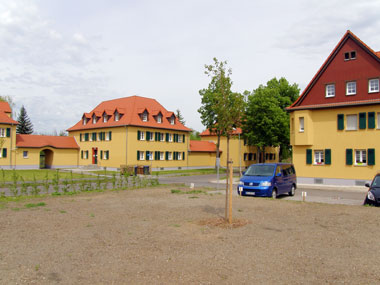 kleines Bild - Otto-Hahn-Platz 10 in Bitterfeld hat 6 Wohnungen, 2 - 3 RWE, 40 - 78 m<sup>2</sup>, altengerechte Bäder mit bodengleicher Dusche  vorhanden, Fernwärme, Stellplatz oder Garage möglich. Nebengelass in Verbinderbauten bzw. Dachgeschoss. Viel Grün und Gartennutzung möglich. Mehrere Garagenkomplexe im Wohngebiet vorhanden.