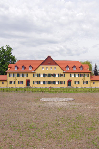 kleines Bild - Straßenübersicht Otto-Hahn-Platz 7, 8-9 und 10 in Bitterfeld, in alle Objekten sind u.a. altengerechte Bäder mit bodengleicher Dusche  vorhanden, Fernwärme, Stellplätze möglich. Nebengelass in Verbinderbauten bzw. Dachgeschoss. Viel Grün und Gartennutzung möglich. Mehrere Garagenkomplexe im Wohngebiet vorhanden.