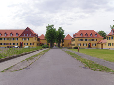 kleines Bild - Straßenübersicht Otto-Hahn-Platz 7, 8-9 und 10 in Bitterfeld, in alle Objekten sind u.a. altengerechte Bäder mit bodengleicher Dusche  vorhanden, Fernwärme, Stellplätze möglich. Nebengelass in Verbinderbauten bzw. Dachgeschoss. Viel Grün und Gartennutzung möglich. Mehrere Garagenkomplexe im Wohngebiet vorhanden.