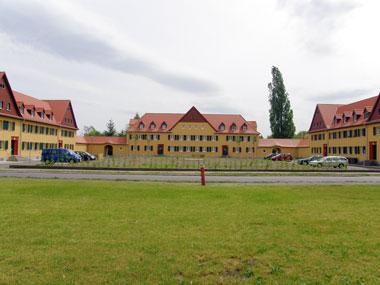 kleines Bild - Straßenübersicht Otto-Hahn-Platz 7, 8-9 und 10 in Bitterfeld, in alle Objekten sind u.a. altengerechte Bäder mit bodengleicher Dusche  vorhanden, Fernwärme, Stellplätze möglich. Nebengelass in Verbinderbauten bzw. Dachgeschoss. Viel Grün und Gartennutzung möglich. Mehrere Garagenkomplexe im Wohngebiet vorhanden.