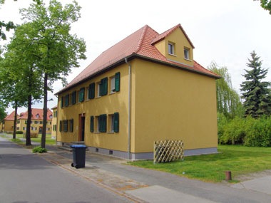 kleines Bild - Straßenansicht Ertelstraße 3 in Bitterfeld hat 4 Wohnungen, 2 RWE, je ca. 48 m<sup>2</sup>, altengerechte Bäder mit bodengleicher Dusche  vorhanden, Stellplatz oder Garage möglich. 1 Gasheizung für alle 4 WE. Nebengelass in Verbinderbauten bzw. Dachgeschoss. Viel Grün und Gartennutzung möglich. Mehrere Garagenkomplexe im Wohngebiet vorhanden.