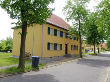 kleines Bild - Straßenansicht Ertelstraße 4 in Bitterfeld hat 4 Wohnungen, 2 RWE, je ca. 48 m<sup>2</sup>, altengerechte Bäder mit bodengleicher Dusche  vorhanden, Stellplatz oder Garage möglich. 1 Gasheizung für alle 4 WE. Nebengelass in Verbinderbauten bzw. Dachgeschoss. Viel Grün und Gartennutzung möglich. Mehrere Garagenkomplexe im Wohngebiet vorhanden.