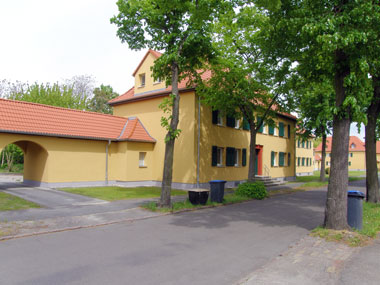 kleines Bild - Straßenansicht Ertelstraße 5 in Bitterfeld hat 4 Wohnungen, 1 - 3 RWE, 35 - 65 m<sup>2</sup>, altengerechte Bäder mit bodengleicher Dusche  vorhanden, Fernwärme,  Stellplätze möglich. Nebengelass in Verbinderbauten bzw. Dachgeschoss. Viel Grün und Gartennutzung möglich. Mehrere Garagenkomplexe im Wohngebiet vorhanden.