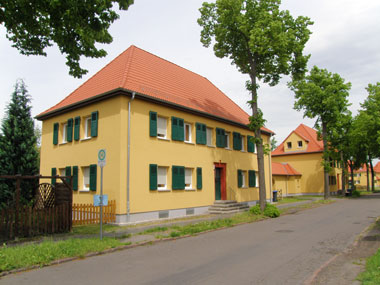 kleines Bild - Straßenansicht Ertelstraße 7 in Bitterfeld hat 4 Wohnungen, 2 RWE, je ca. 49 m<sup>2</sup>, altengerechte Bäder mit bodengleicher Dusche  vorhanden, Fernwärme, Stellplätze möglich. Nebengelass in Verbinderbauten bzw. Dachgeschoss. Viel Grün und Gartennutzung möglich. Mehrere Garagenkomplexe im Wohngebiet vorhanden.