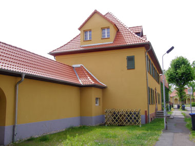 kleines Bild - Straßenansicht Ertelstraße 8 in Bitterfeld hat 4 Wohnungen, 1 - 3 RWE, 35 - 65 m<sup>2</sup>, altengerechte Bäder mit bodengleicher Dusche  vorhanden, Fernwärme, Stellplätze möglich. Nebengelass in Verbinderbauten bzw. Dachgeschoss. Viel Grün und Gartennutzung möglich. Mehrere Garagenkomplexe im Wohngebiet vorhanden.