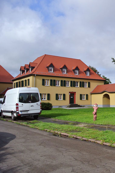 kleines Bild - Straßenübersicht Otto-Hahn-Platz 7, 8-9 und 10 in Bitterfeld, in alle Objekten sind u.a. altengerechte Bäder mit bodengleicher Dusche  vorhanden, Fernwärme, Stellplätze möglich. Nebengelass in Verbinderbauten bzw. Dachgeschoss. Viel Grün und Gartennutzung möglich. Mehrere Garagenkomplexe im Wohngebiet vorhanden.