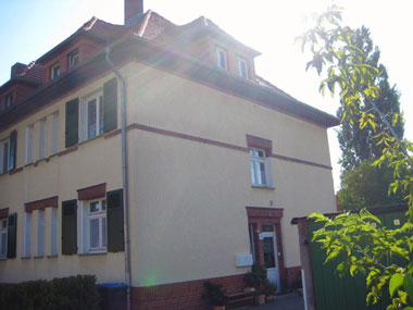 kleines Bild - Eingang Ignatz-Stroof-Straße 1-2 in Bitterfeld hat 4 Wohnungen, 3 RWE, ca. 75 m<sup>2</sup>, Fernwärme, Garage möglich. Nebengelass im Dachgeschoss. Viel Grün und Gartennutzung möglich. Mehrere Garagenkomplexe im Wohngebiet vorhanden.