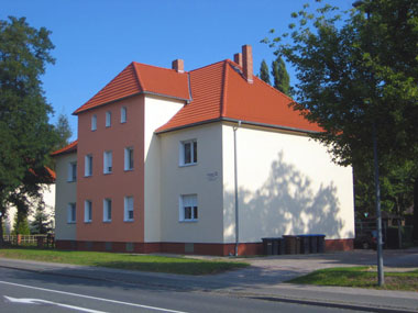 kleines Bild - Fassade Ignatz-Stroof-Straße 18 in Bitterfeld hat 4 Wohnungen, 3 RWE, 60 - 77 m<sup>2</sup>, Fernwärme, Stellplatz oder Garage möglich. Nebengelass im Dachgeschoss. Viel Grün und Gartennutzung möglich. Mehrere Garagenkomplexe im Wohngebiet vorhanden.