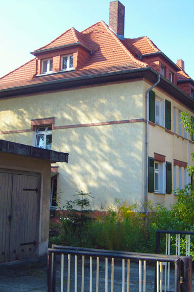 kleines Bild - Garten Ignatz-Stroof-Straße 1-2 in Bitterfeld hat 4 Wohnungen, 3 RWE, ca. 75 m<sup>2</sup>, Fernwärme, Garage möglich. Nebengelass im Dachgeschoss. Viel Grün und Gartennutzung möglich. Mehrere Garagenkomplexe im Wohngebiet vorhanden.