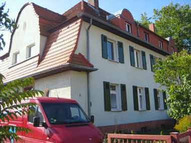 kleines Bild - Garten Ignatz-Stroof-Straße 3-4 in Bitterfeld hat 4 Wohnungen, 3 RWE, 80 - 120 m<sup>2</sup>, Fernwärme, Stellplatz oder Garage möglich. Nebengelass im Dachgeschoss. Viel Grün und Gartennutzung möglich. Mehrere Garagenkomplexe im Wohngebiet vorhanden.