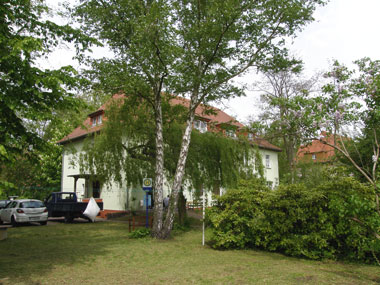 kleines Bild - Hof Ignatz-Stroof-Straße 16-17 in Bitterfeld hat 18 Wohnungen, 1 RWE, Fernwärme, betreutes Wohnen mit viel Grünfläche. Viel Grün und Gartennutzung möglich. Mehrere Garagenkomplexe im Wohngebiet vorhanden.