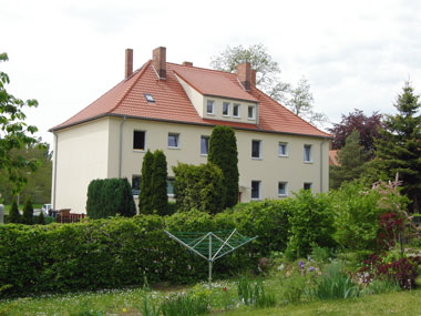 kleines Bild - Hof Ignatz-Stroof-Straße 18 in Bitterfeld hat 4 Wohnungen, 3 RWE, 60 - 77 m<sup>2</sup>, Fernwärme, Stellplatz oder Garage möglich. Nebengelass im Dachgeschoss. Viel Grün und Gartennutzung möglich. Mehrere Garagenkomplexe im Wohngebiet vorhanden.