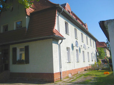 kleines Bild - Hof Ignatz-Stroof-Straße 3-4 in Bitterfeld hat 4 Wohnungen, 3 RWE, 80 - 120 m<sup>2</sup>, Fernwärme, Stellplatz oder Garage möglich. Nebengelass im Dachgeschoss. Viel Grün und Gartennutzung möglich. Mehrere Garagenkomplexe im Wohngebiet vorhanden.