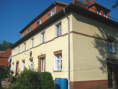 kleines Bild - Fassade Ignatz-Stroof-Straße 1-2 in Bitterfeld hat 4 Wohnungen, 3 RWE, ca. 75 m<sup>2</sup>, Fernwärme, Garage möglich. Nebengelass im Dachgeschoss. Viel Grün und Gartennutzung möglich. Mehrere Garagenkomplexe im Wohngebiet vorhanden.