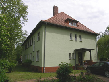 kleines Bild - Fassade Ignatz-Stroof-Straße 16-17 in Bitterfeld hat 18 Wohnungen, 1 RWE, Fernwärme, betreutes Wohnen mit viel Grünfläche. Viel Grün und Gartennutzung möglich. Mehrere Garagenkomplexe im Wohngebiet vorhanden. 