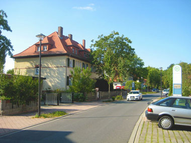 kleines Bild - Fassade Ignatz-Stroof-Straße 1-2 in Bitterfeld hat 4 Wohnungen, 3 RWE, ca. 75 m<sup>2</sup>, Fernwärme, Garage möglich. Nebengelass im Dachgeschoss. Viel Grün und Gartennutzung möglich. Mehrere Garagenkomplexe im Wohngebiet vorhanden.